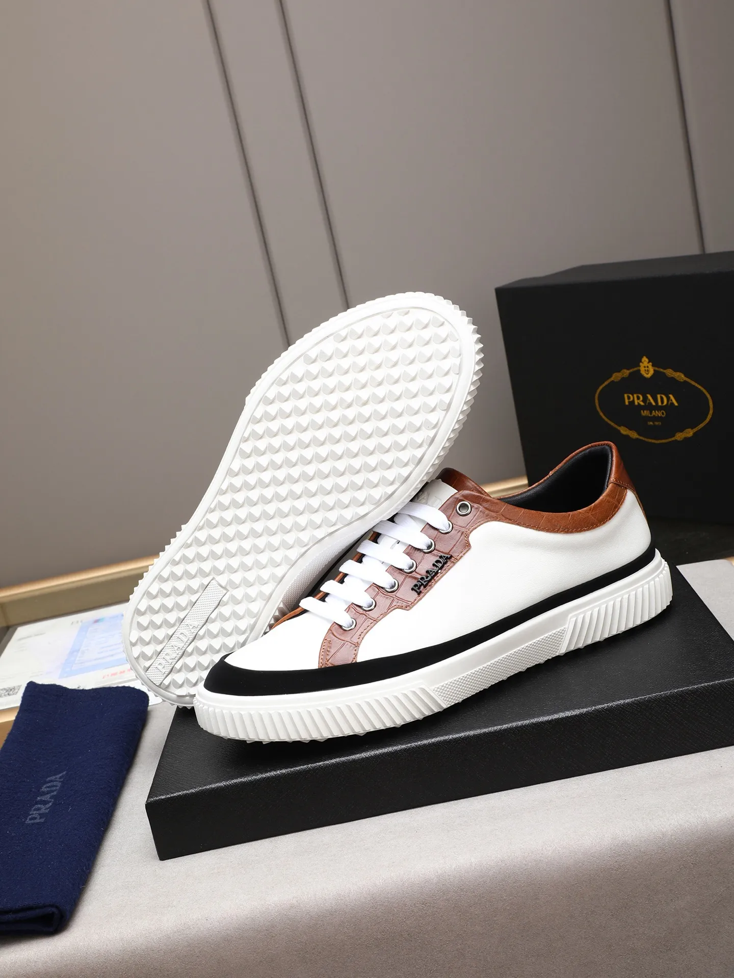 Men's shoes💰420💰 Brand: PRADA (Prada) Standard code: Men's code 38–44 (45 can be customized) Material: Original cowhide, breathable sheep lining Special outsole Style category: Men's fashionable casual sneakers Low-key luxury! Color: actual picture color